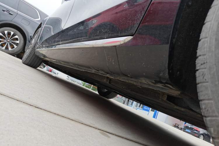 Used Hongqi H5 2024 1.5T DCT Smart Connect Flagship Edition Left Side Sill