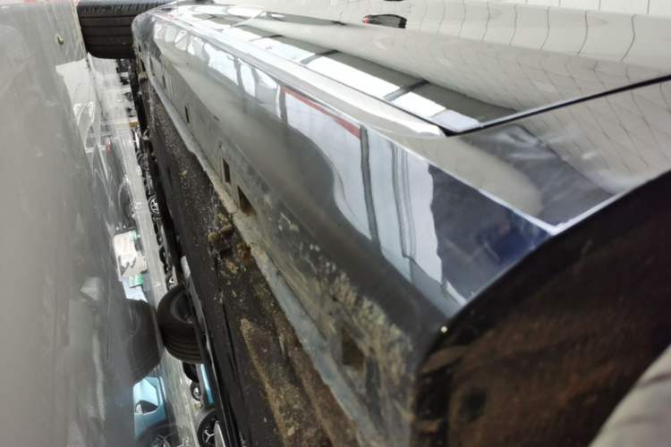 Used Hongqi H5 2024 2.0T Automatic Smart Connect Flagship Edition Left Side Sill