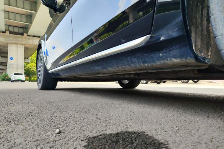 Used Hongqi H5 2024 2.0T Automatic Smart Connect Flagship Edition Left Side Sill