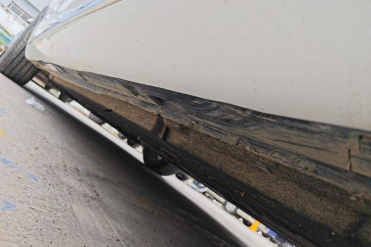Used Hongqi H5 2024 2.0T Automatic Smart Connect Flagship Edition Left Side Sill