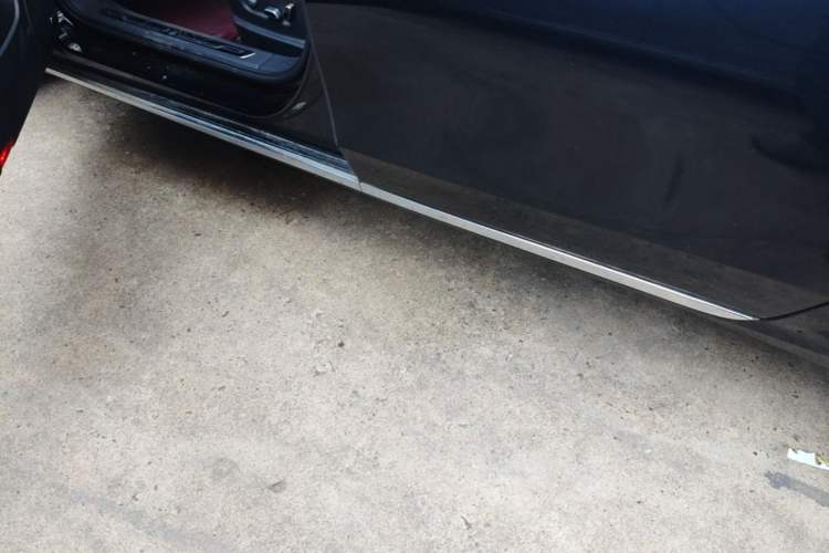 Used Hongqi H5 2024 2.0T Automatic Smart Connect Flagship Edition Left Side Sill