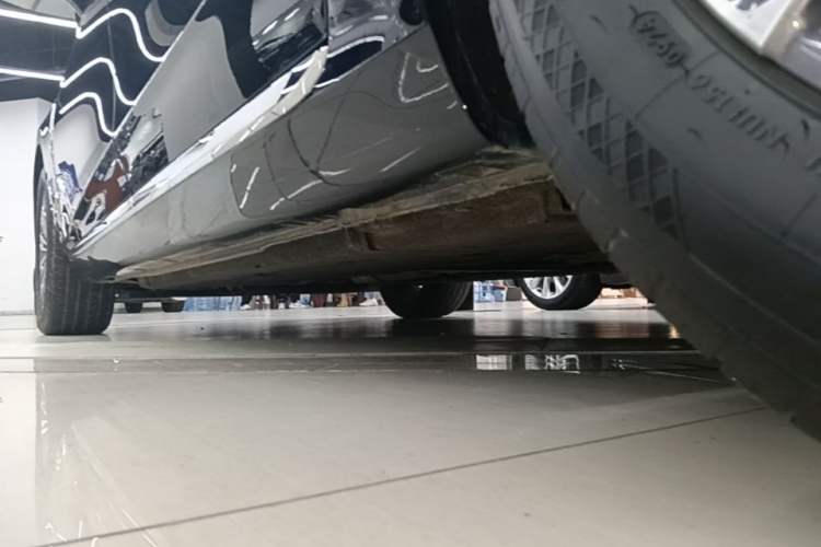 Used Hongqi H5 2024 1.5T DCT Smart Connect Flagship Edition Left Side Sill