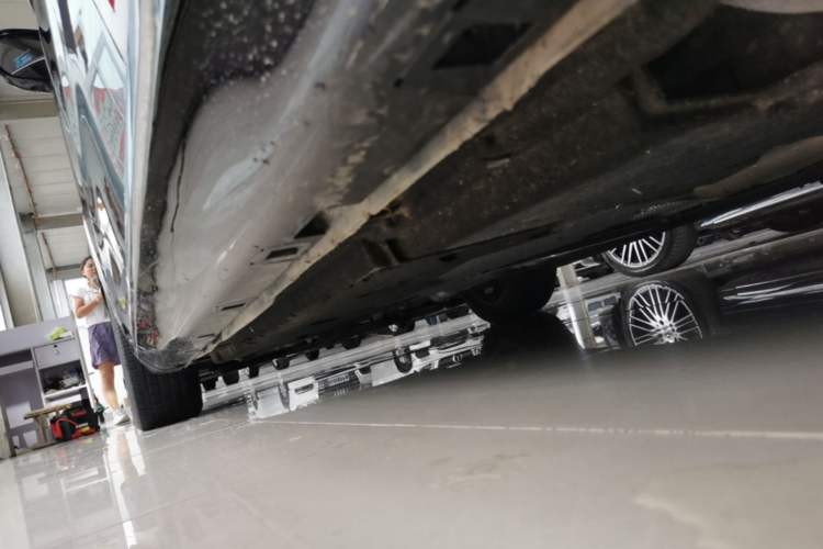 Used Hongqi H5 2024 2.0T Automatic Smart Connect Flagship Edition Left Side Sill