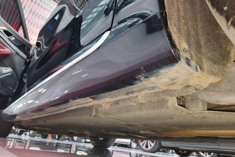 Used Hongqi H5 2024 2.0T Automatic Smart Connect Flagship Edition Left Side Sill