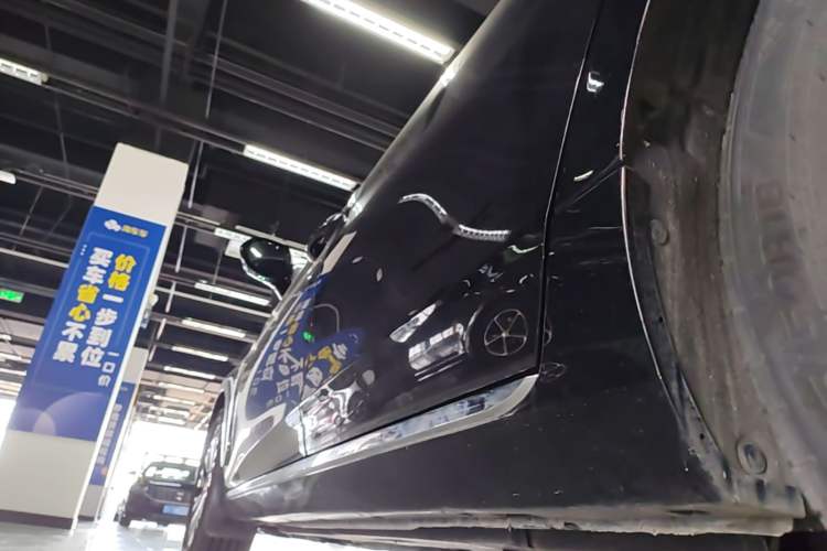 Used Hongqi H5 2024 2.0T Automatic Smart Connect Flagship Edition Left Side Sill