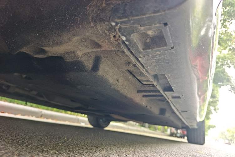 Used Hongqi H5 2024 2.0T Automatic Smart Connect Flagship Edition Left Side Sill