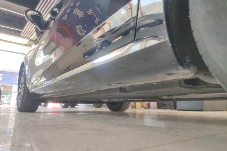 Used Hongqi H5 2024 2.0T Automatic Smart Connect Flagship Edition Left Side Sill