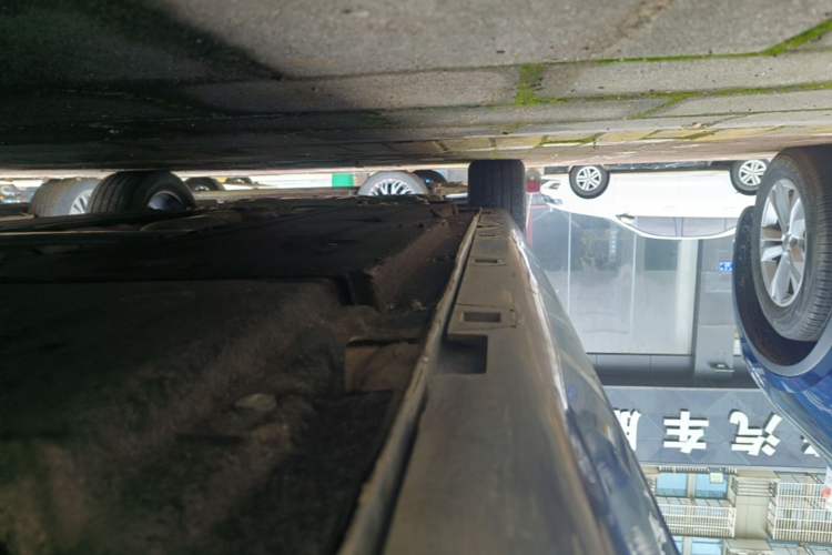 Used Hongqi H5 2024 2.0T Automatic Smart Connect Flagship Edition Left Side Sill