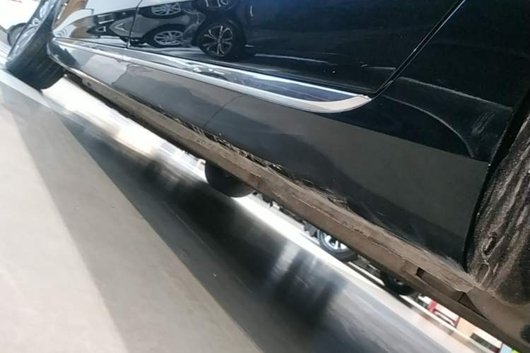 Used Hongqi H5 2024 2.0T Automatic Smart Connect Flagship Edition Left Side Sill