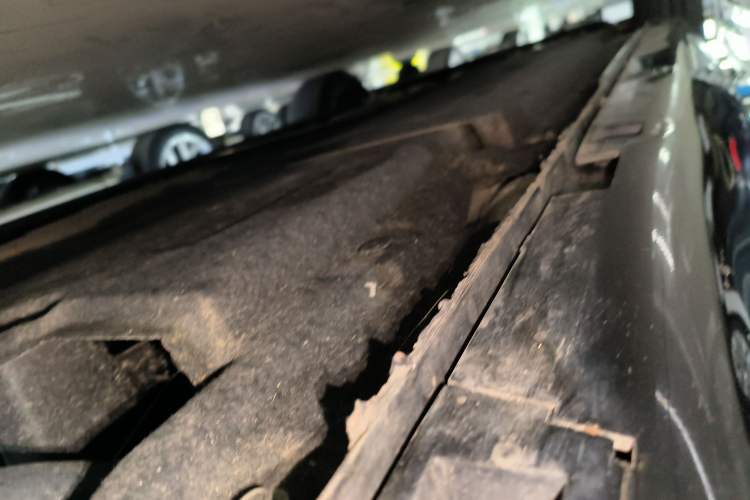 Used Hongqi H5 2024 2.0T Automatic Smart Connect Flagship Edition Left Side Sill