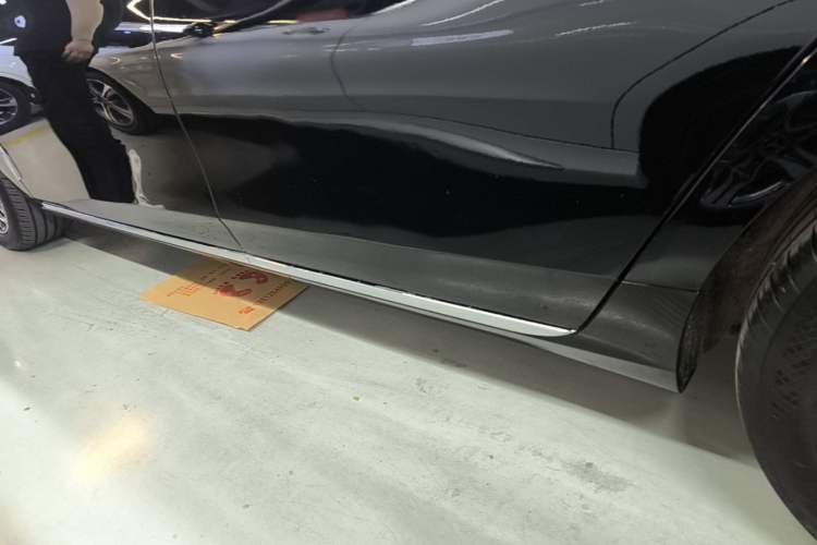 Used Hongqi H5 2024 2.0T Automatic Smart Connect Flagship Edition Left Side Sill