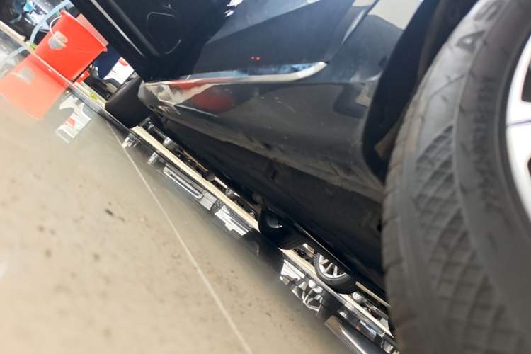 Used Hongqi H5 2024 2.0T Automatic Smart Connect Flagship Edition Left Side Sill