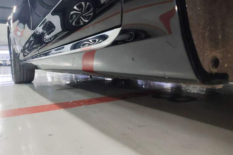 Used Hongqi H5 2024 2.0T Automatic Smart Connect Flagship Edition Left Side Sill