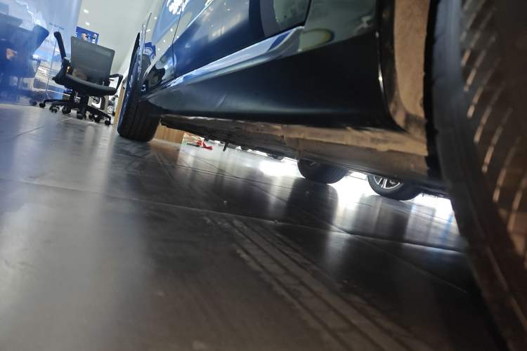 Used Hongqi H5 2024 2.0T Automatic Smart Connect Flagship Edition Left Side Sill