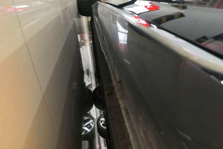 Used Hongqi H5 2024 1.5T DCT Smart Connect Flagship Edition Left Side Sill