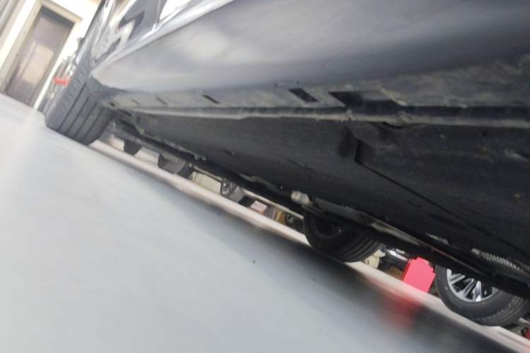 Used Hongqi H5 2024 2.0T Automatic Smart Connect Flagship Edition Left Side Sill