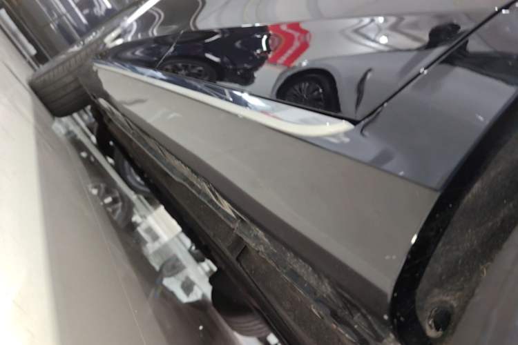 Used Hongqi H5 2024 2.0T Automatic Smart Connect Flagship Edition Left Side Sill