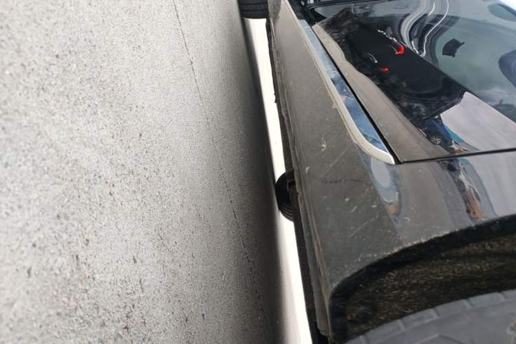Used Hongqi H5 2024 2.0T Automatic Smart Connect Flagship Edition Left Side Sill