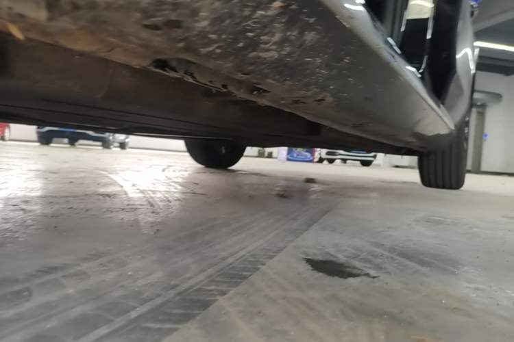 Used Hongqi H5 2024 2.0T Automatic Smart Connect Flagship Edition Left Side Sill
