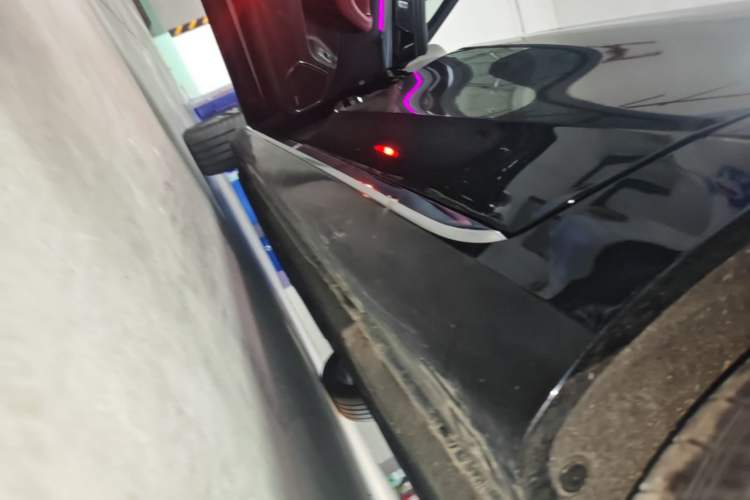 Used Hongqi H5 2024 2.0T Automatic Smart Connect Flagship Edition Left Side Sill