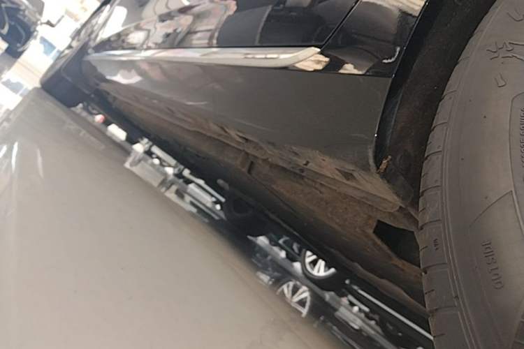 Used Hongqi H5 2024 2.0T Automatic Smart Connect Flagship Edition Left Side Sill