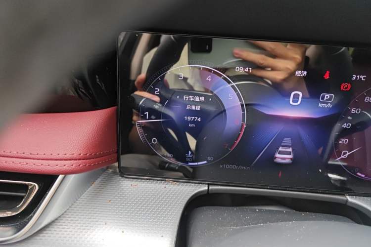 Used Hongqi H5 2024 2.0T Automatic Smart Connect Flagship Edition Odometer Close Up