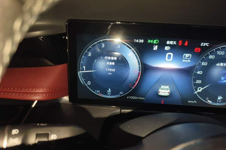 Used Hongqi H5 2024 2.0T Automatic Smart Connect Flagship Edition Odometer Close Up