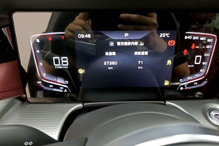 Used Hongqi H5 2024 1.5T DCT Smart Connect Flagship Edition Odometer Close Up
