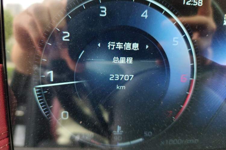 Used Hongqi H5 2024 2.0T Automatic Smart Connect Flagship Edition Odometer Close Up
