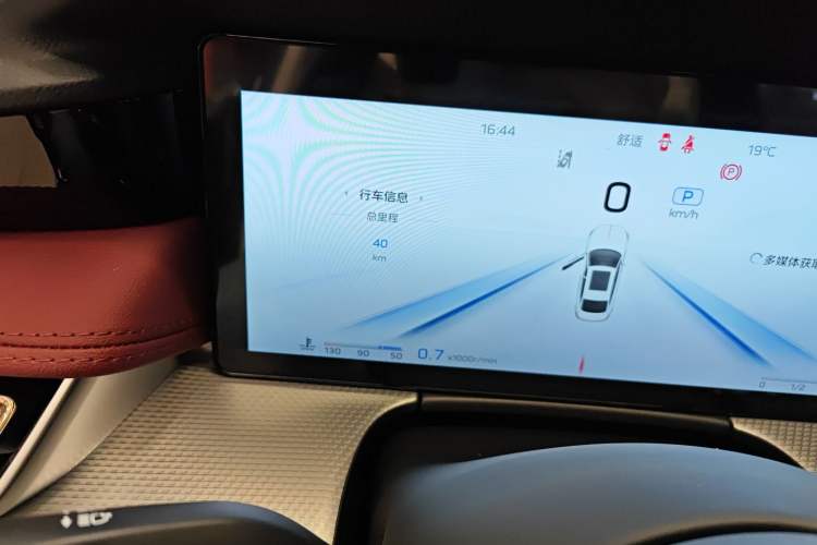 Used Hongqi H5 2024 2.0T Automatic Smart Connect Flagship Edition Odometer Close Up