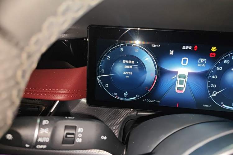 Used Hongqi H5 2024 2.0T Automatic Smart Connect Flagship Edition Odometer Close Up