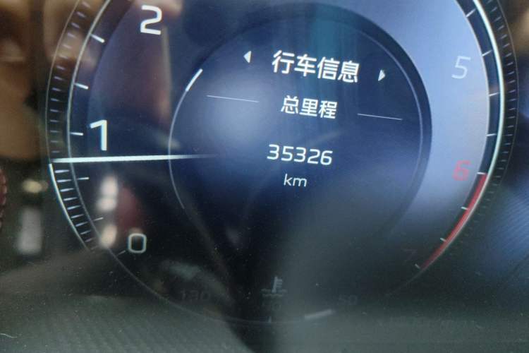Used Hongqi H5 2024 2.0T Automatic Smart Connect Flagship Edition Odometer Close Up