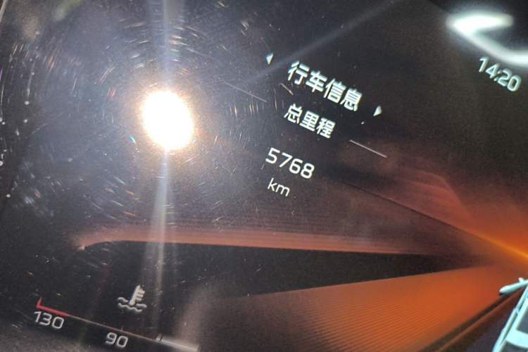 Used Hongqi H5 2024 2.0T Automatic Smart Connect Flagship Edition Odometer Close Up