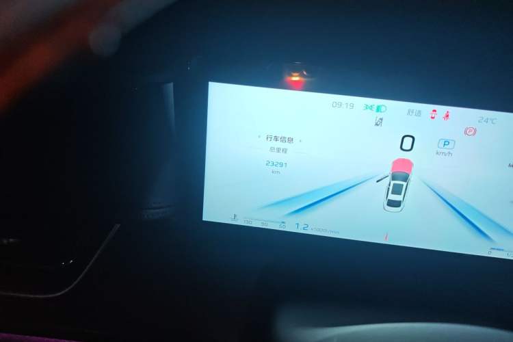 Used Hongqi H5 2024 2.0T Automatic Smart Connect Flagship Edition Odometer Close Up