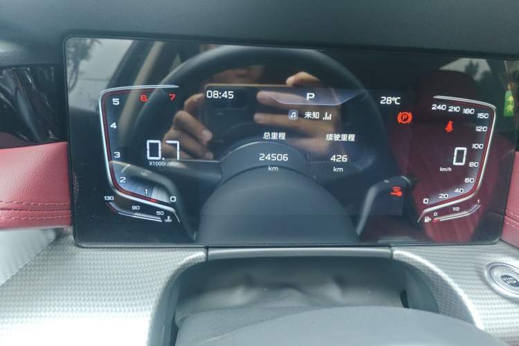 Used Hongqi H5 2024 1.5T DCT Smart Connect Flagship Edition Odometer Close Up