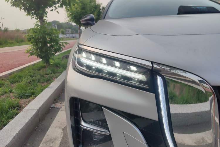 Used Hongqi H5 2024 2.0T Automatic Smart Connect Flagship Edition Right Front Headlight