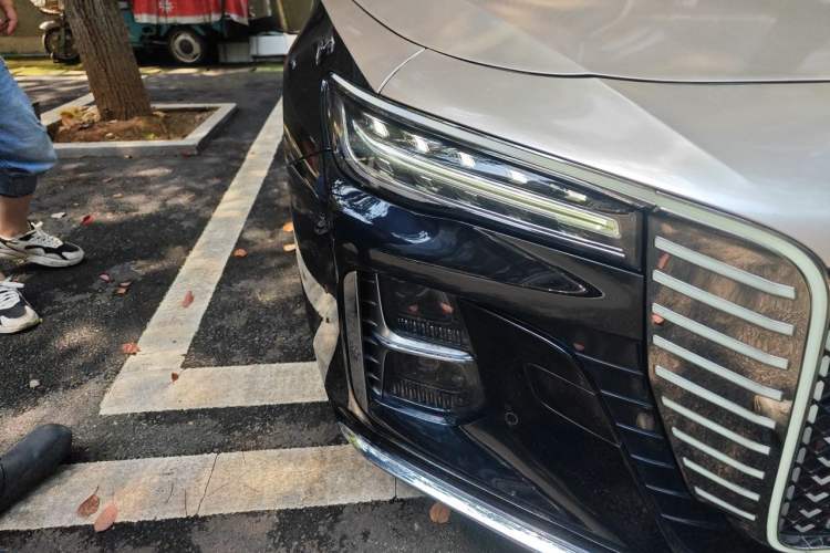 Used Hongqi H5 2024 2.0T Automatic Smart Connect Flagship Edition Right Front Headlight