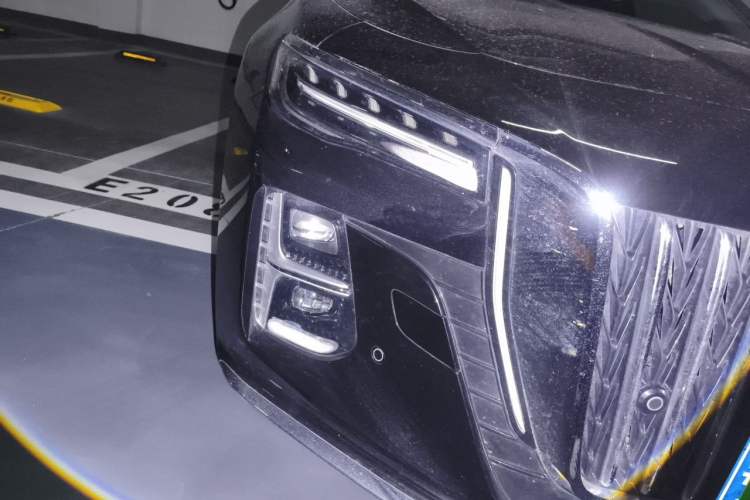 Used Hongqi H5 2024 2.0T Automatic Smart Connect Flagship Edition Right Front Headlight