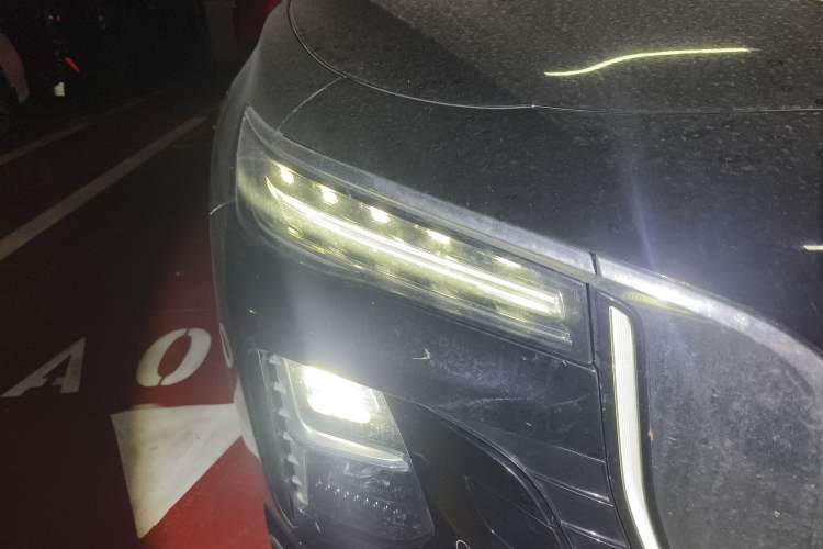 Used Hongqi H5 2024 2.0T Automatic Smart Connect Flagship Edition Right Front Headlight