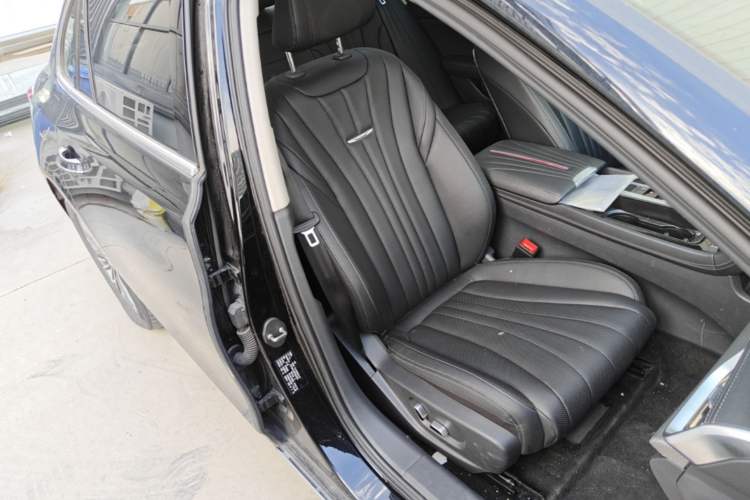 Used Hongqi H5 2024 1.5T DCT Smart Connect Flagship Edition Right Front Seat