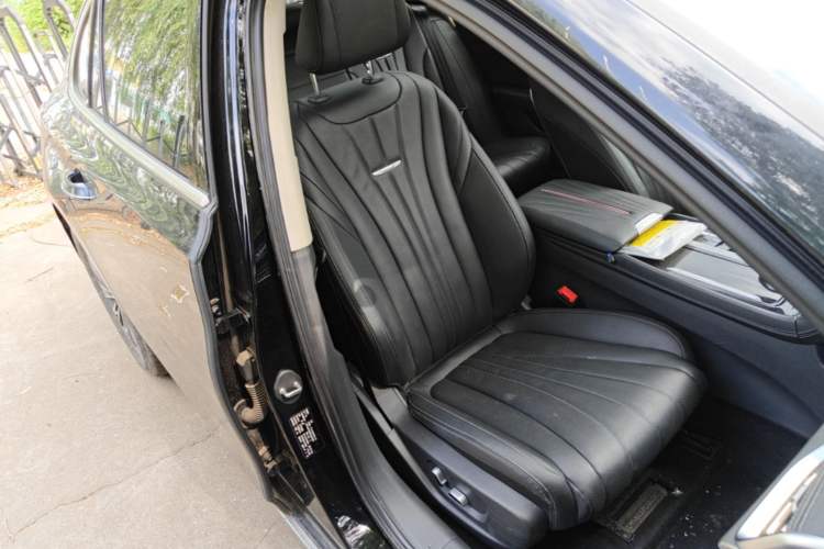 Used Hongqi H5 2024 1.5T DCT Smart Connect Flagship Edition Right Front Seat