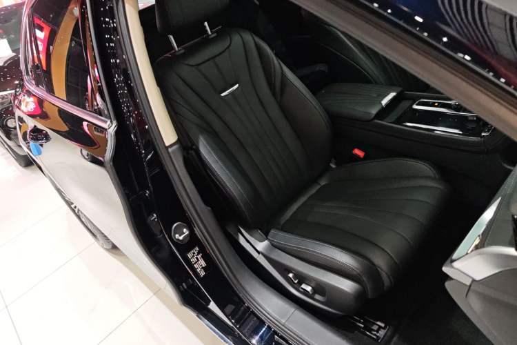 Used Hongqi H5 2024 1.5T DCT Smart Connect Flagship Edition Right Front Seat