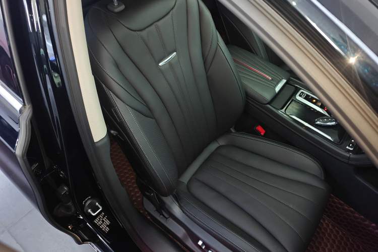 Used Hongqi H5 2024 2.0T Automatic Smart Connect Flagship Edition Right Front Seat