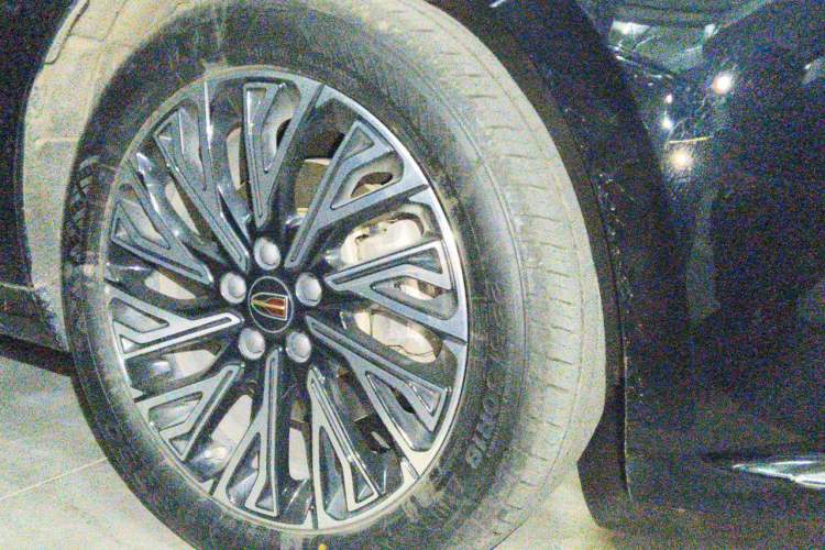 Used Hongqi H5 2024 2.0T Automatic Smart Connect Flagship Edition Right Front Wheel Hub