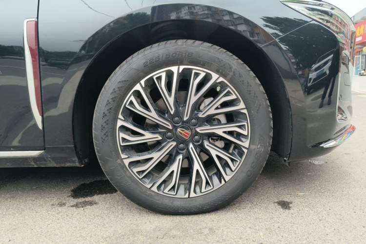 Used Hongqi H5 2024 2.0T Automatic Smart Connect Flagship Edition Right Front Wheel Hub
