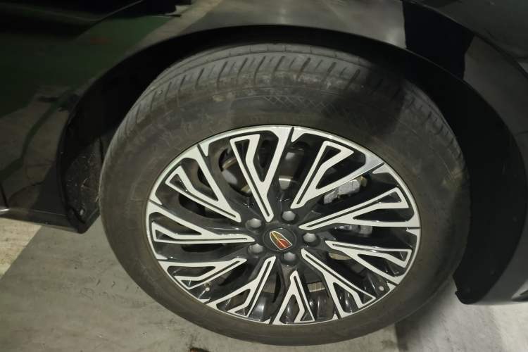Used Hongqi H5 2024 2.0T Automatic Smart Connect Flagship Edition Right Front Wheel Hub