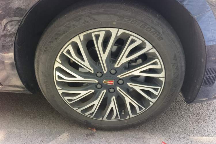 Used Hongqi H5 2024 2.0T Automatic Smart Connect Flagship Edition Right Front Wheel Hub