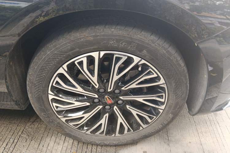 Used Hongqi H5 2024 2.0T Automatic Smart Connect Flagship Edition Right Front Wheel Hub