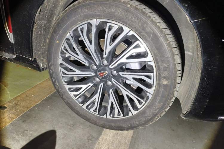 Used Hongqi H5 2024 2.0T Automatic Smart Connect Flagship Edition Right Front Wheel Hub