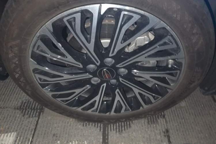 Used Hongqi H5 2024 2.0T Automatic Smart Connect Flagship Edition Right Front Wheel Hub